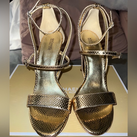 Gold Micheal Kors Heels! - Picture 6 of 10